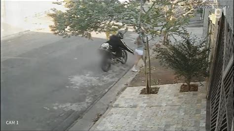 VÍDEO flagra motociclista apalpando mulher na rua; polícia  .